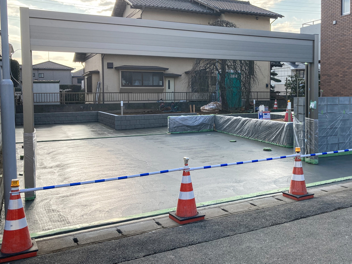 コンクリート打設を行った外構工事の施工現場