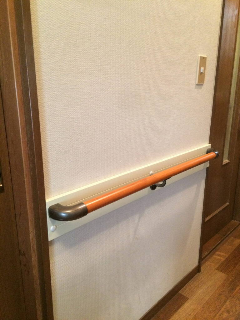 室内に手すりを設置した施工事例